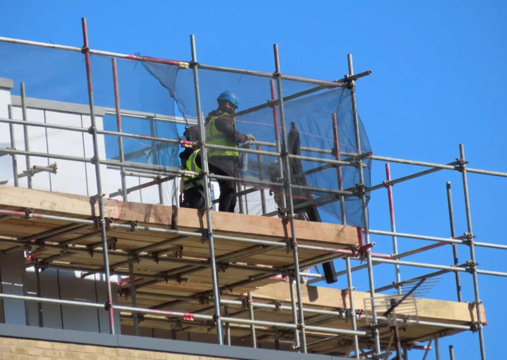 How Temporary Scaffolding Mesh Protects Workers and Bystanders