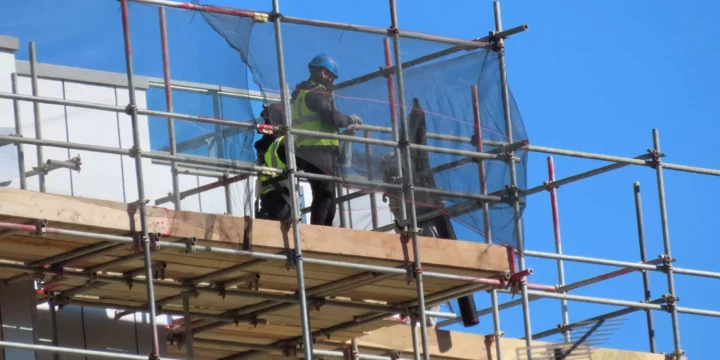 How Temporary Scaffolding Mesh Protects Workers and Bystanders